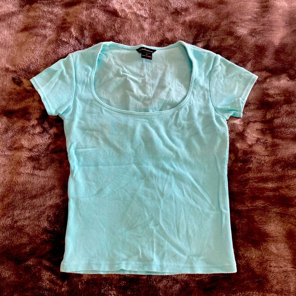 A light blue MODA tee. Built in spandex support. New condition. Slim fit.